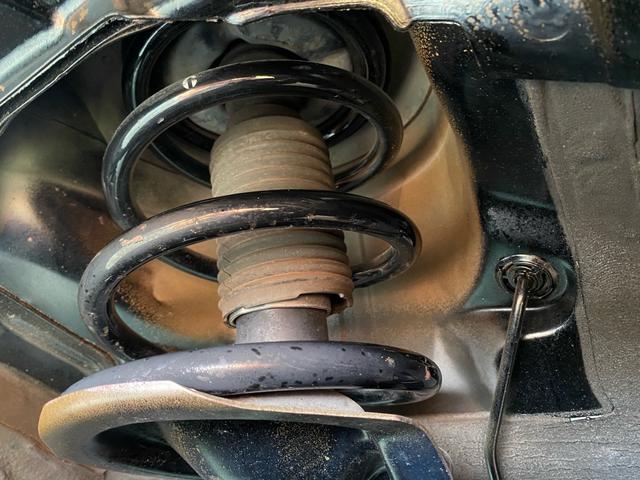 アウトランダー Ｇ　ブラウンオールペイント　リフトアップ　Ｍ／Ｔホワイトレタータイヤ　１８インチブラックアルミホイール　ＨＩＤ　ルーフラック　７人乗り　４ＷＤ　ロックフォードサウンド　ＥＴＣ　上下開閉式テールゲート（52枚目）