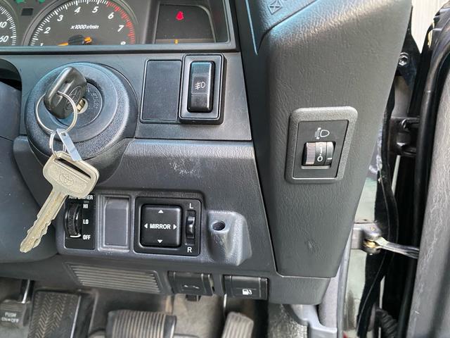 クラウン スーパーデラックス　マイルドハイブリッド　フェンダーミラー　コーナーポール　ＥＴＣ　レースシートカバー　純正アルミホイール　オートライト　フォグランプ　空気清浄機　取扱説明書（20枚目）