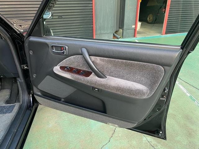 クラウン スーパーデラックス　マイルドハイブリッド　フェンダーミラー　コーナーポール　ＥＴＣ　レースシートカバー　純正アルミホイール　オートライト　フォグランプ　空気清浄機　取扱説明書（31枚目）