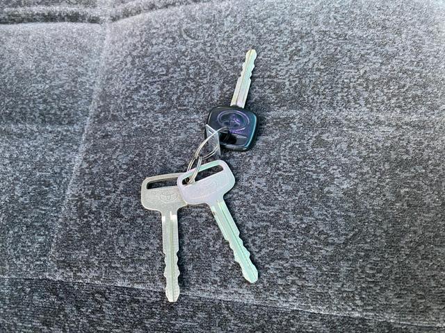 クラウン スーパーデラックス　マイルドハイブリッド　フェンダーミラー　コーナーポール　ＥＴＣ　レースシートカバー　純正アルミホイール　オートライト　フォグランプ　空気清浄機　取扱説明書（52枚目）