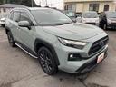 フロントサイドです!大きさあるSUV!RAV4!ボンネットも長くボディ形状もワイド感があり迫力のスタイルを演出!立体的でゴツゴツしたフォルムが特徴的でカッコいいSUVです!