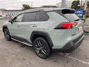 リヤサイドです!SUVらしいフォルムのRAV4!5ドアで使い勝手もよい!フェンダーアーチモールに素地の素材を使用することで引き締まったデザインとなります!重厚感あるボディがカッコいいSUV!