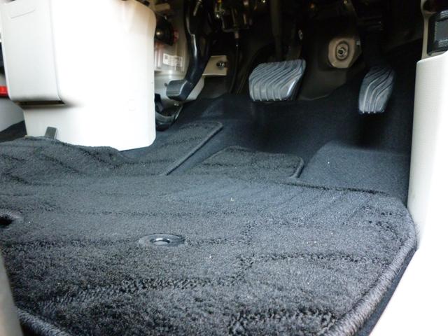 運転席　足元