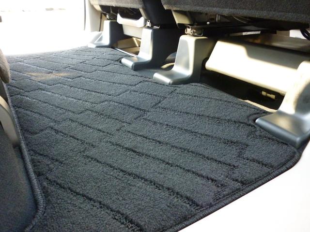 リヤシート　右側足元