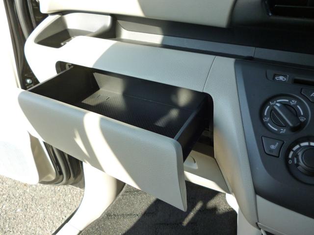 グローブボックスの上段に引き出し式の荷物入れ