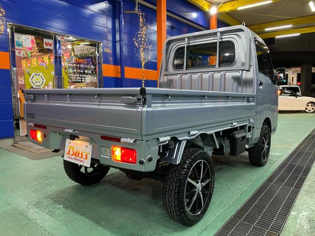 ハイゼットトラック スタンダードＳＡＩＩＩｔ　試乗車　４ＷＤ　レーダーブレーキ　２インチリフトアップ　社外１５インチアルミホイール　１６５／６０Ｒ１５ゴツゴツタイヤ　パワステ　エアコン　純正ホイールタイヤ積込（9枚目）