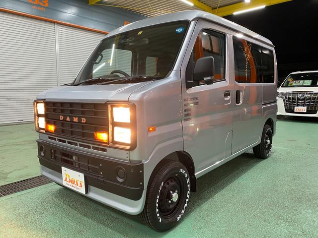 ハイゼットカーゴ ＤＸ　展示車試乗車　禁煙車　ＤＡＭＤコンプリートキット　１２インチホワイトレタータイヤ　クリアランスソナー　レーンアシスト　オートヘッドライト　角目４灯ハロゲン　ＢＯＳＳデザインフロアマット　ワイヤレスキー（2枚目）