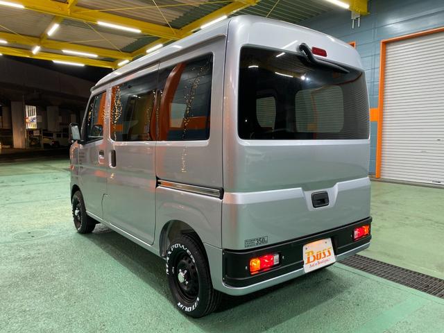 ハイゼットカーゴ ＤＸ　展示車試乗車　禁煙車　ＤＡＭＤコンプリートキット　１２インチホワイトレタータイヤ　クリアランスソナー　レーンアシスト　オートヘッドライト　角目４灯ハロゲン　ＢＯＳＳデザインフロアマット　ワイヤレスキー（7枚目）