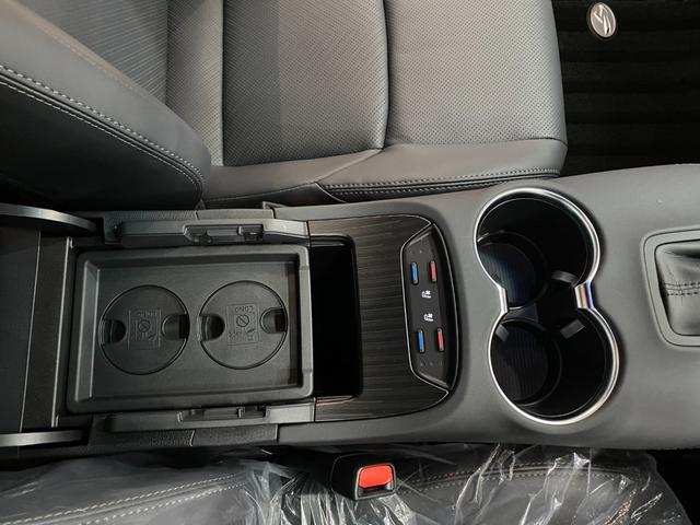 ハリアーハイブリッド Ｚ　レザーパッケージ　届出済未使用車　モデリスタエアロキット　イルミグリル　リアスポイラー　コネクティッドナビ　パノラマ床下透過表示　デジタルインナーミラー　パワーバックドア　オートクルーズコントロール　ヘッドアップディス（20枚目）