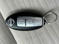 付いてて便利！とても人気の高い装備のスマートキーシステム。キーを携帯しているだけで、ドアロックの開閉並びにエンジンの始動が可能な装備です。プッシュスタートですのでエンジンの始動もボタンを押すだけです 6