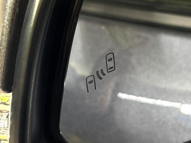 【ブラインドスポットモニター】走行中、ドアミラーの死角になりやすい箇所に後続車が接近するとサイドミラーのレンズに警告を表示！ドライバーに注意喚起をしてくれます。