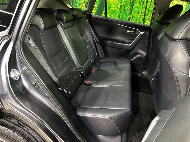 後部座席も気になるようなキズ・汚れやへたり等、大きなダメージはなく、良好な状態です。