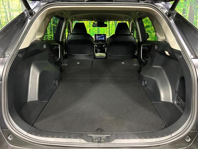 ラゲッジルームは、大容量のスペースを確保。普段のお買い物からレジャーまで、幅広く活躍してくれます！また、リアシートを倒すことでバリエーション豊かにお使いいただけます。