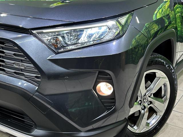 【ＬＥＤヘッドライト】悪天候や夜間走行時も良好な視界を確保し安心して運転できる高輝度ＬＥＤヘッドライトを装備！点灯速度が早く、消費電力も抑えられています。