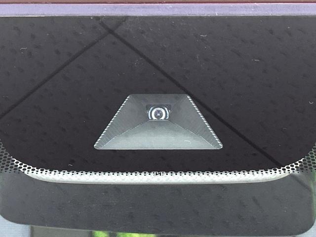 【ホンダセンシング】走行中に前方の車両等を認識し、衝突しそうな時は警報とブレーキで衝突回避と被害軽減をアシスト。より安全にドライブをお楽しみいただけます。