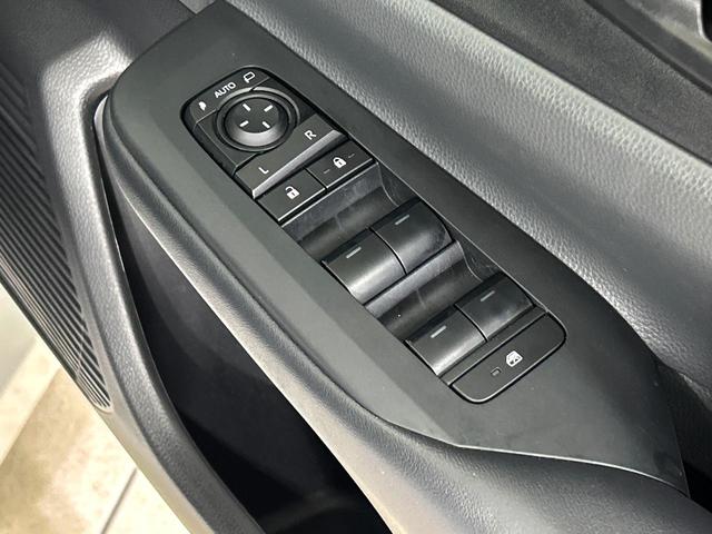 プリウス X 純正8インチディスプレイ セーフティセンス バックカメラ 100V電源 レーダークルーズ 禁煙車 ブラインドスポットモニター LEDヘッド ETC2.0 オートハイビーム 車線逸脱警報 オートライト(42枚目)