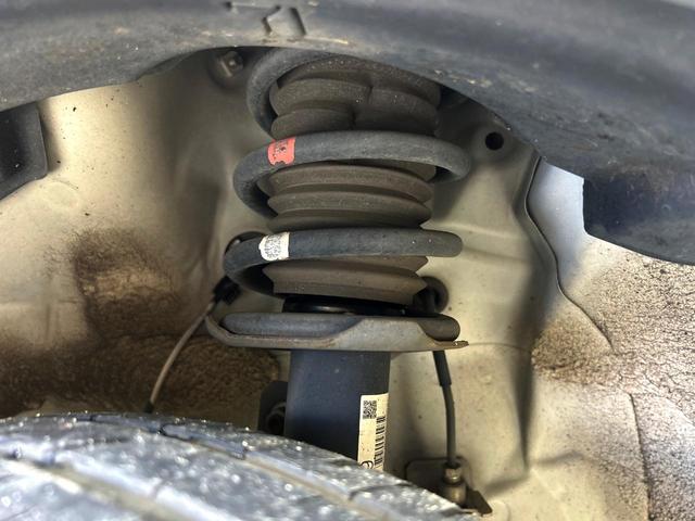 お車を安心してお乗りいただく為には、足回りの定期点検が欠かせません。サービスサポート（有償保証）では無料点検もご提供しており、安心のカーライフをお過ごしいただけるサポート体制が整っています。