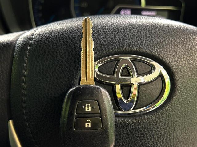 カローラフィールダー ハイブリッドＧ　純正ナビ　バックカメラ　ドライブレコーダー　ＥＴＣ　キーレスエントリー　ＬＥＤヘッドライト　禁煙車　トラクションコントロール　プライバシーガラス　オートエアコン　電動格納ミラー（7枚目）