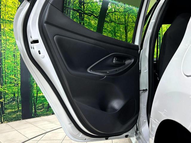 ヤリス X 純正8インチディスプレイ バックカメラ セーフティセンス 禁煙車 クリアランスソナー ETC オートハイビーム 車線逸脱警報 オートライト Bluetooth スマートキー(35枚目)