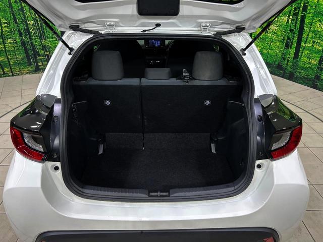ヤリス ハイブリッドＸ　純正８型ディスプレイ　セーフティセンス　レーダークルーズ　バックカメラ　１００Ｖ電源　ＥＴＣ　クリアランスソナー　オートハイビーム　オートライト　オートエアコン　Ｂｌｕｅｔｏｏｔｈ　フルセグ（37枚目）