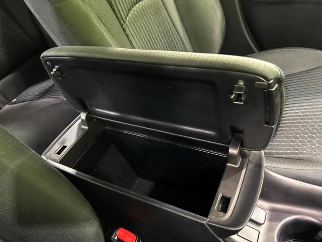 プリウス Ｓ　純正ナビ　バックカメラ　セーフティセンス　レーダークルーズ　禁煙車　ＬＥＤヘッド　ＥＴＣ　オートハイビーム　オートライト　スマートキー　アイドリングストップ　プライバシーガラス（42枚目）