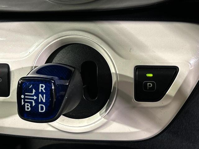 プリウス Ｓ　純正ナビ　バックカメラ　セーフティセンス　レーダークルーズ　禁煙車　ＬＥＤヘッド　ＥＴＣ　オートハイビーム　オートライト　スマートキー　アイドリングストップ　プライバシーガラス（44枚目）