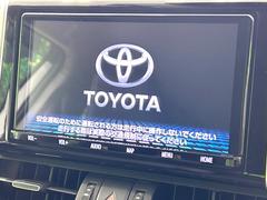 【純正９型ナビ】人気の純正ナビを装備しております。ナビの使いやすさはもちろん、オーディオ機能も充実！キャンプや旅行はもちろん、通勤や買い物など普段のドライブも楽しくなるはず♪ 4