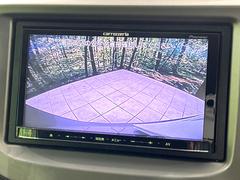 【バックカメラ】駐車時に後方がリアルタイム映像で確認できます。大型商業施設や立体駐車場での駐車時や、夜間のバック時に大活躍！運転スキルに関わらず、今や必須となった装備のひとつです！ 4