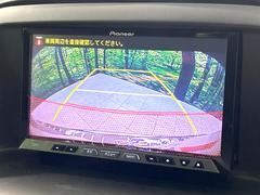 【バックカメラ】駐車時に後方がリアルタイム映像で確認できます。大型商業施設や立体駐車場での駐車時や、夜間のバック時に大活躍！運転スキルに関わらず、今や必須となった装備のひとつです！ 4