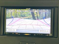 【バックカメラ】駐車時に後方がリアルタイム映像で確認できます。大型商業施設や立体駐車場での駐車時や、夜間のバック時に大活躍！運転スキルに関わらず、今や必須となった装備のひとつです！ 5