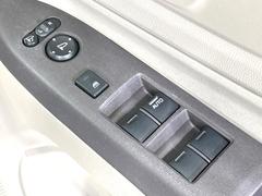 【電動格納ミラー】サイドミラーは電動格納式となっており、狭い駐車場でもキズがつくリスクを抑えられます。 7