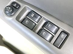 【電動格納ミラー】サイドミラーは電動格納式となっており、狭い駐車場でもキズがつくリスクを抑えられます。 5