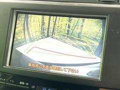 【バックカメラ】駐車時に後方がリアルタイム映像で確認できます。大型商業施設や立体駐車場での駐車時や、夜間のバック時に大活躍！運転スキルに関わらず、今や必須となった装備のひとつです！ 4