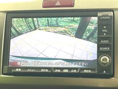 【バックカメラ】駐車時に後方がリアルタイム映像で確認できます。大型商業施設や立体駐車場での駐車時や、夜間のバック時に大活躍！運転スキルに関わらず、今や必須となった装備のひとつです！ 5