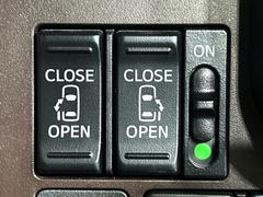 【両側パワースライドドア】スマートキーや運転席のスイッチで後席両側スライドドアの開閉が可能♪電動だから力を入れてドアを開ける必要が無く、小さなお子様でも簡単に開け閉めでき快適です♪ 4