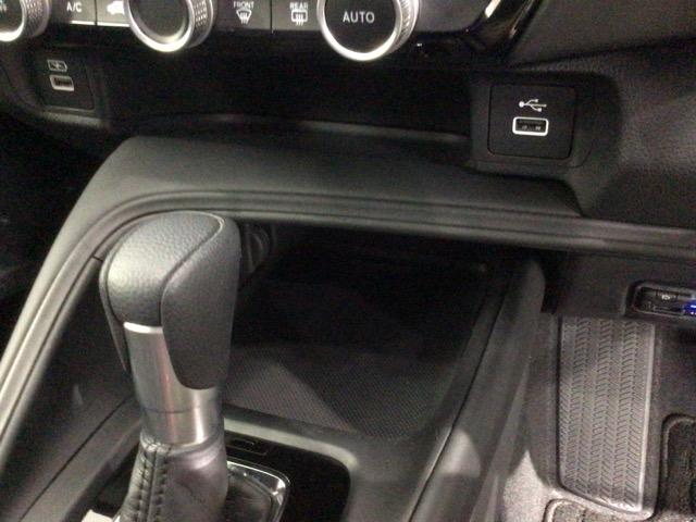 ヴェゼル ｅ：ＨＥＶＸ　Ｈ　ＳＥＮＳＩＮＧ　最長５年保証　ワンオ－ナ－　ナビＶＸＵ－２２５ＶＺｉ　ＴＶ　Ｒカメラ　ＢＴオ－ディオ　ＤＶＤ　ＥＴＣ　ＬＥＤライト　ＶＳＡ　クルコン　スマ－トキ－　盗難防止装置　整備記録簿　ＡＡＣ（25枚目）