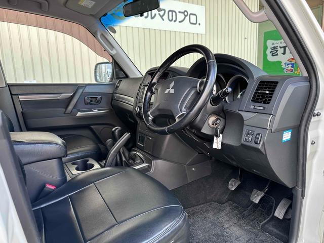 パジェロ ロング　ＧＲ　フロア５速ＭＴ　中期　２インチリフトアップ　ブラックアウト　ＭＫＷ１７インチＡＷ　ルーフレール　Ｒスポイラー　Ｄｏｔｔｙ革調シートカバー　純正ナビフルセグＴＶ　ＨＩＤヘッドライト　ＬＥＤフォグランプ（35枚目）
