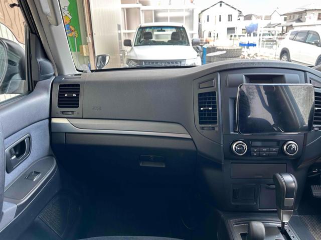 パジェロ ロング　ＺＲ　２インチリフトアップ　ブラックアウト　９インチフローティングナビ　ナローボディ　ＭＣＬＩＭＢ１７インチＡＷ　Ｇｏｏｄｒｉｃｈタイヤ　フルセグＴＶ　ＢＴ音楽　ＥＴＣ　Ｆフォグ　インナーブラック　コンビＨ（35枚目）