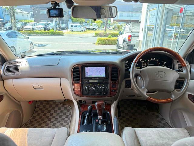 ランドクルーザー１００ ＶＸリミテッド　４ＷＤ　リフトアップ　ブラックアウト　インナーブラックカスタム　ルーフレール　Ｒスポイラー　社外マフラー　サイドステップ　後期型ＨＩＤライト　社外ナビ　フルセグＴＶ　Ｂカメラ　Ｂｌｕｅｔｏｏｔｈ（2枚目）