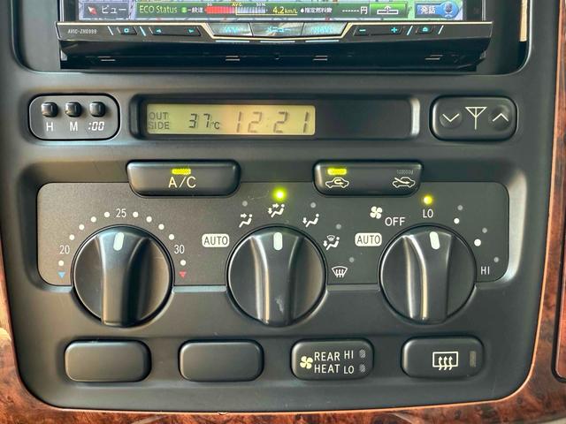 ランドクルーザー１００ ＶＸリミテッド　４ＷＤ　リフトアップ　ブラックアウト　インナーブラックカスタム　ルーフレール　Ｒスポイラー　社外マフラー　サイドステップ　後期型ＨＩＤライト　社外ナビ　フルセグＴＶ　Ｂカメラ　Ｂｌｕｅｔｏｏｔｈ（8枚目）