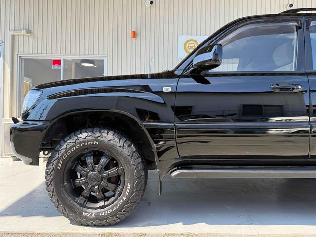 ランドクルーザー１００ ＶＸリミテッド　４ＷＤ　リフトアップ　ブラックアウト　インナーブラックカスタム　ルーフレール　Ｒスポイラー　社外マフラー　サイドステップ　後期型ＨＩＤライト　社外ナビ　フルセグＴＶ　Ｂカメラ　Ｂｌｕｅｔｏｏｔｈ（12枚目）