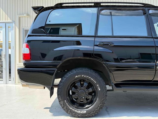 ランドクルーザー１００ ＶＸリミテッド　４ＷＤ　リフトアップ　ブラックアウト　インナーブラックカスタム　ルーフレール　Ｒスポイラー　社外マフラー　サイドステップ　後期型ＨＩＤライト　社外ナビ　フルセグＴＶ　Ｂカメラ　Ｂｌｕｅｔｏｏｔｈ（18枚目）