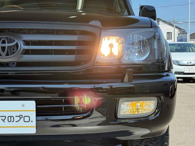 ランドクルーザー１００ ＶＸリミテッド　４ＷＤ　リフトアップ　ブラックアウト　インナーブラックカスタム　ルーフレール　Ｒスポイラー　社外マフラー　サイドステップ　後期型ＨＩＤライト　社外ナビ　フルセグＴＶ　Ｂカメラ　Ｂｌｕｅｔｏｏｔｈ（39枚目）