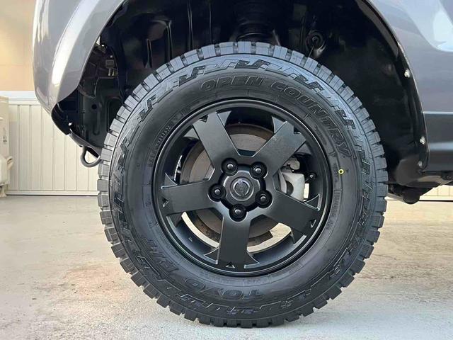 キックス ＲＸ　４ＷＤ　ターボ　リフトアップ　新品ＯＰＥＮ　ＣＯＵＮＴＲＹ　Ｒ／Ｔタイヤ　ブラックアウト　インナーブラック　Ｆフォグランプ　シートヒーター　ナビ　背面タイヤ　純正１５インチアルミホイール　電格ミラー（46枚目）