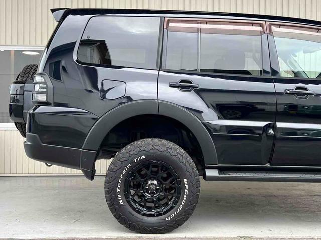 パジェロ ロング　エクシード　４ＷＤ　２インチリフトアップ　ＢＦグッドリッチタイヤ　ＮＩＴＲＯ　ＰＯＷＥＲ１７インチＡＷ　ブラックアウト　インナーブラック　Ｒスポイラー　テールランプカバー　ナビ　Ｂカメラ　ＥＴＣ　クルコン（50枚目）
