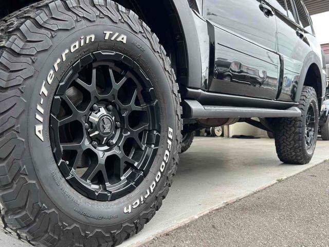 パジェロ ロング　エクシード　４ＷＤ　２インチリフトアップ　ＢＦグッドリッチタイヤ　ＮＩＴＲＯ　ＰＯＷＥＲ１７インチＡＷ　ブラックアウト　インナーブラック　Ｒスポイラー　テールランプカバー　ナビ　Ｂカメラ　ＥＴＣ　クルコン（55枚目）