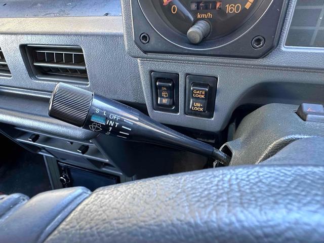 パジェロ XL 後期 ディーゼルターボ フロア5速MT BFグッドリッチタイヤ25年製造 ショート&ナローボディ 純正15インチAW メッキバンパー LEDヘッドライト PS AC PW 三角窓 コーティング施工済(9枚目)