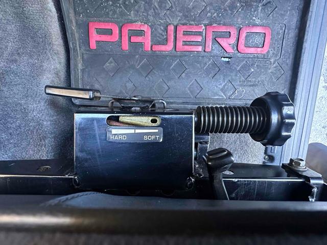 パジェロ XL 後期 ディーゼルターボ フロア5速MT BFグッドリッチタイヤ25年製造 ショート&ナローボディ 純正15インチAW メッキバンパー LEDヘッドライト PS AC PW 三角窓 コーティング施工済(22枚目)