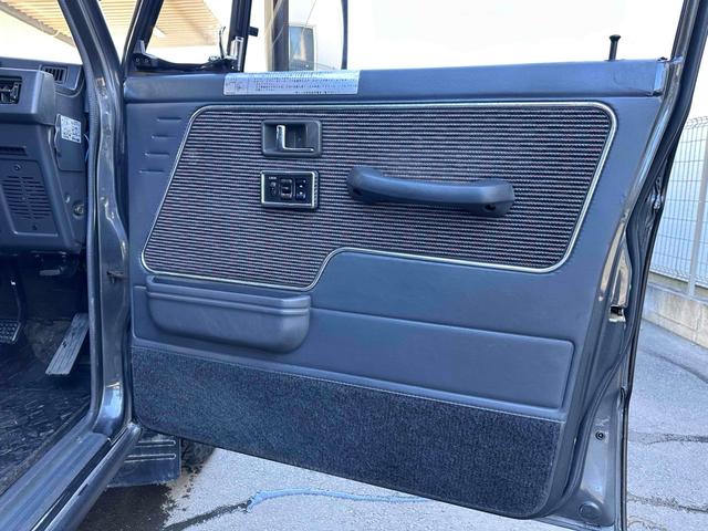 パジェロ XL 後期 ディーゼルターボ フロア5速MT BFグッドリッチタイヤ25年製造 ショート&ナローボディ 純正15インチAW メッキバンパー LEDヘッドライト PS AC PW 三角窓 コーティング施工済(23枚目)