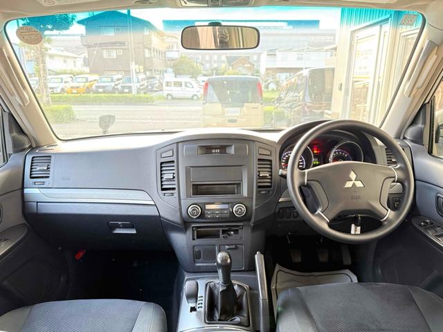 パジェロ ロング　ＺＲ　フロア５速ＭＴ　２インチリフトアップ　ブラックアウト　背面レス仕様　Ｒスポイラー　ルーフレール　ＢＦグッドリッチタイヤ　１７インチＡＷ　ナローボディ　サイドステップ　インナーブラック　Ｆフォグ　７人乗（2枚目）